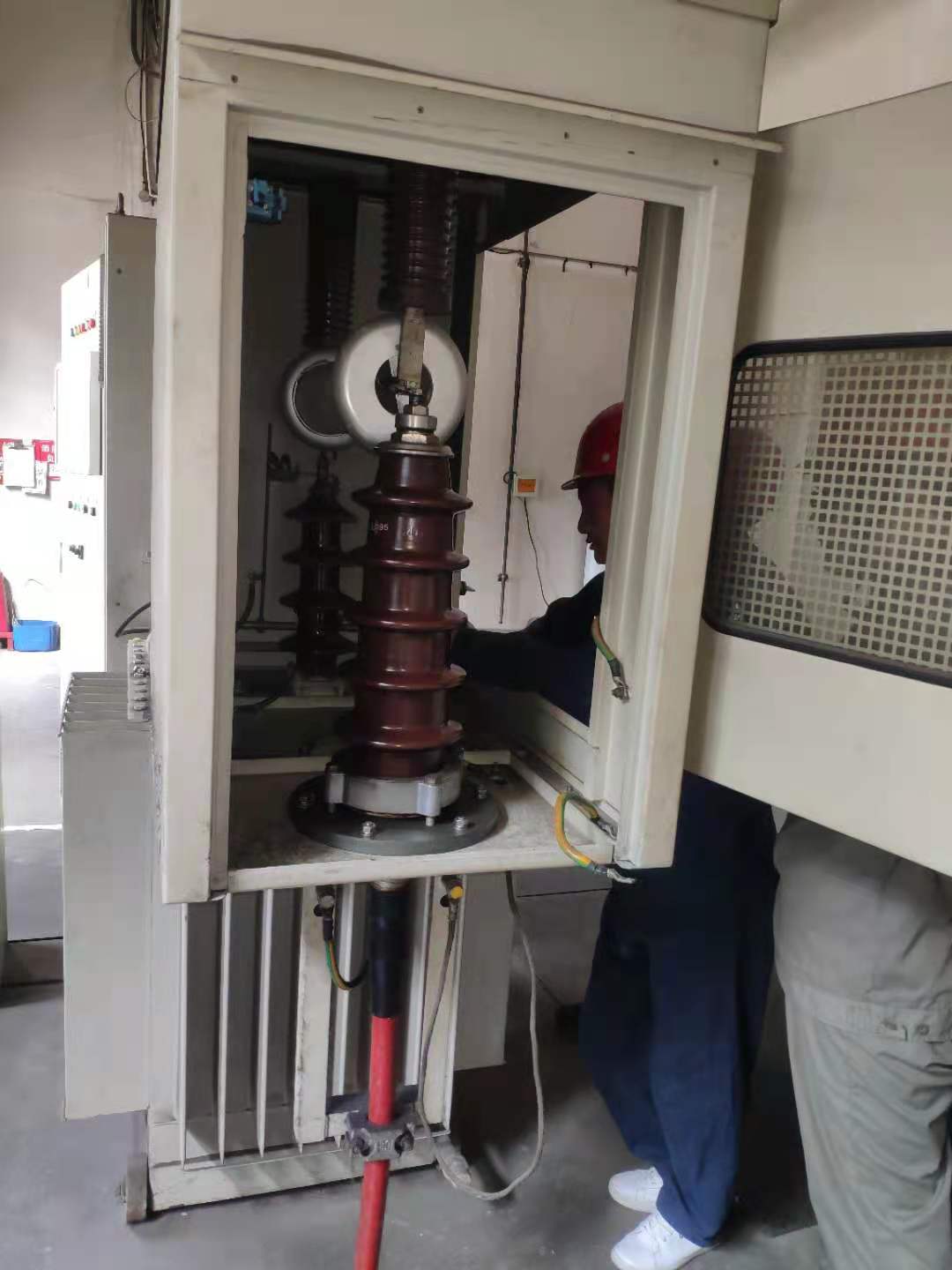 自帶阻尼電阻、隔離開關型軟軸高壓絕緣子 一體箱